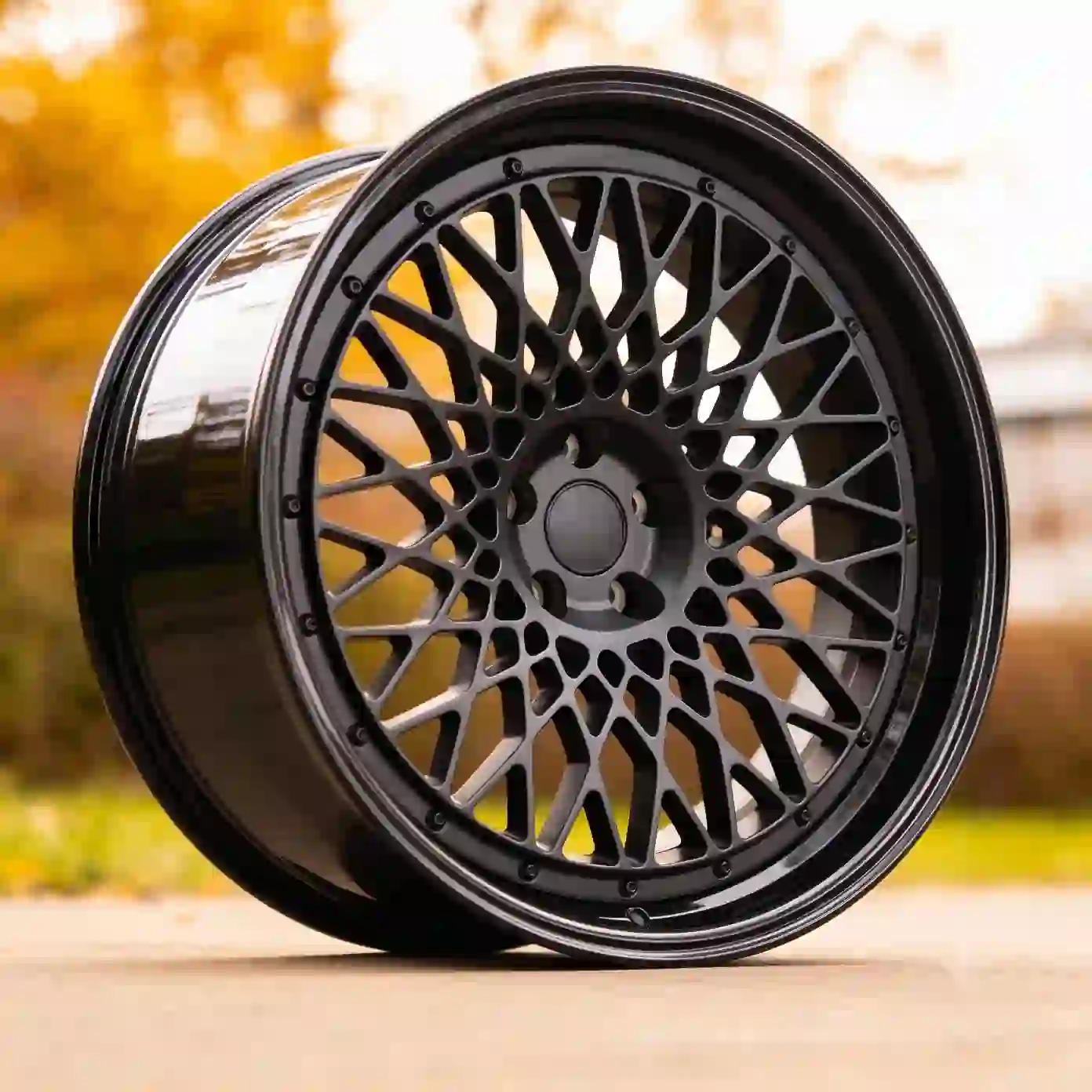 Right view of passenger car two-piece forged wheel for 911 E260 E300 S450 S500 M3 M4 luxury car