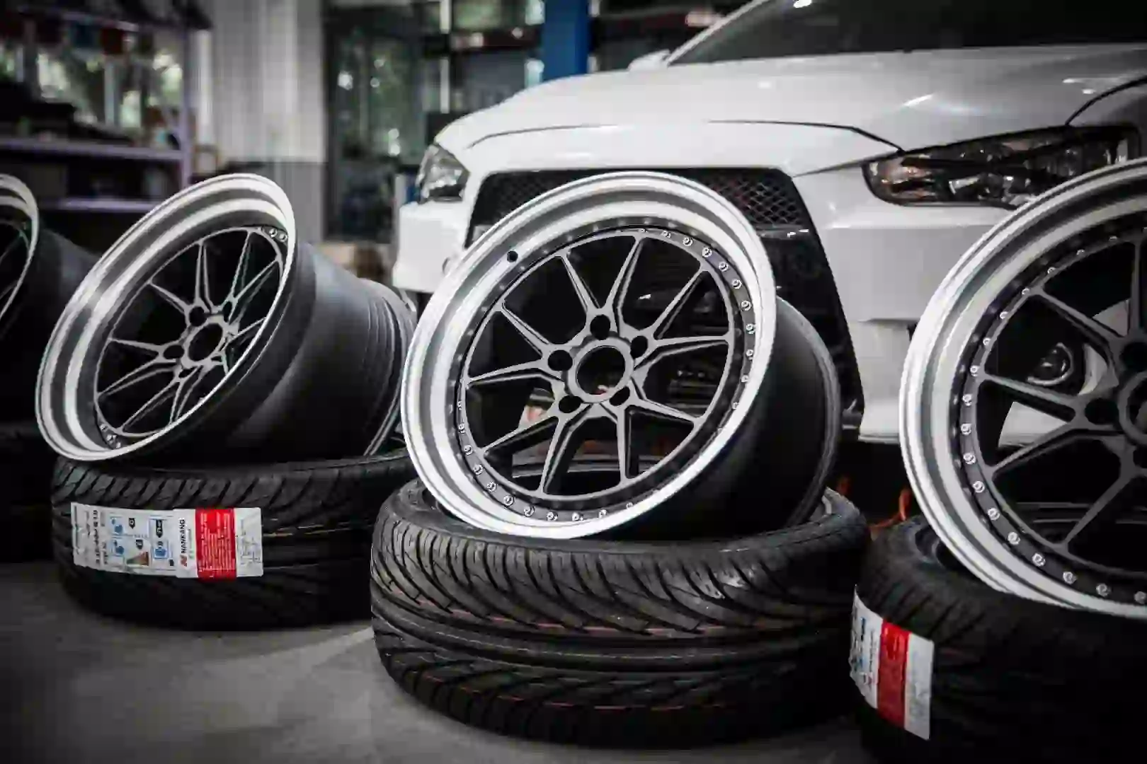 Real photo of 2-piece 18-inch stream forming lightweight wheel for racing cars