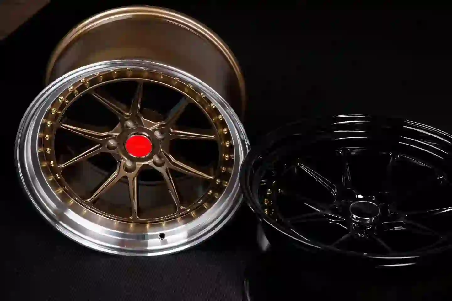 Top view of 2-piece 18-inch stream forming lightweight glod black wheel for racing cars