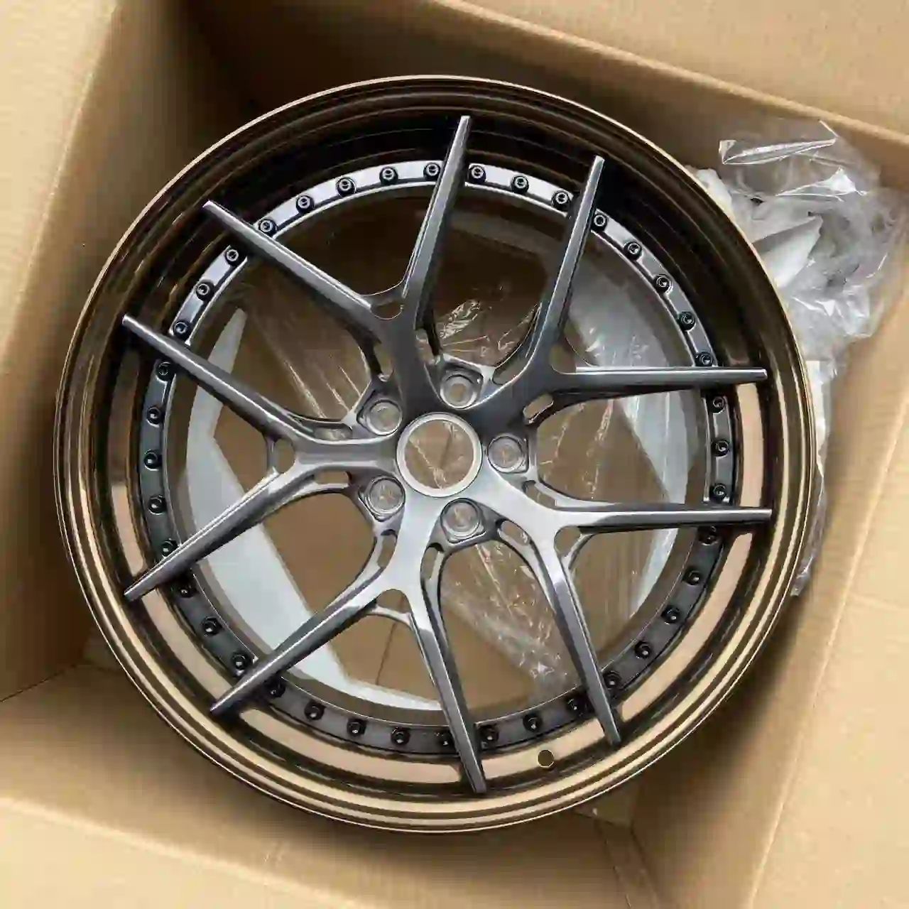 Packing diagram of two-piece forged wheels 18 to 24 inch for high-end racing and luxury cars modification