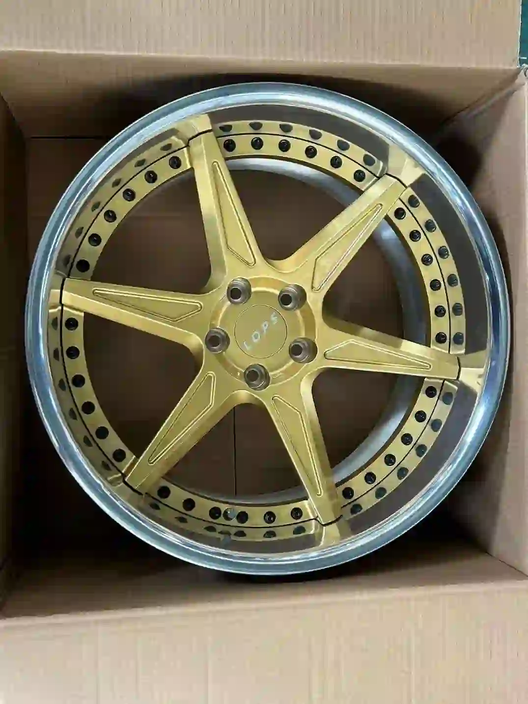 Packing diagram of 2-piece forged aluminum alloy silver gold wheels rims for the VW Golf 7 GTI