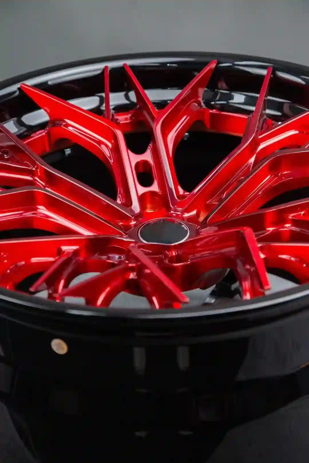 Surface detail diagram of aluminum alloy 2-piece forged red black concave wheels for Hyundai Tucson Accent and Elantra 2019-2026