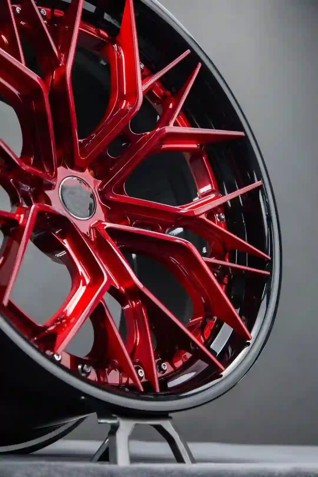Left side detail of aluminum alloy 2-piece forged red black concave wheels for Hyundai Tucson Accent and Elantra 2019-2026