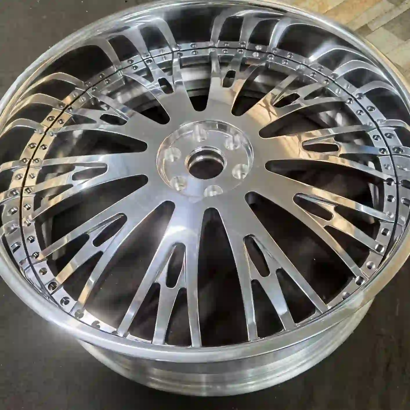 Real shot top view:3-piece forged aluminum silver wheel rims 5X114.3/120/125/127/139.7 for Chevrolet Caprice/Impala/C1500,Oldsmobile Cutlass,Ford Mustang