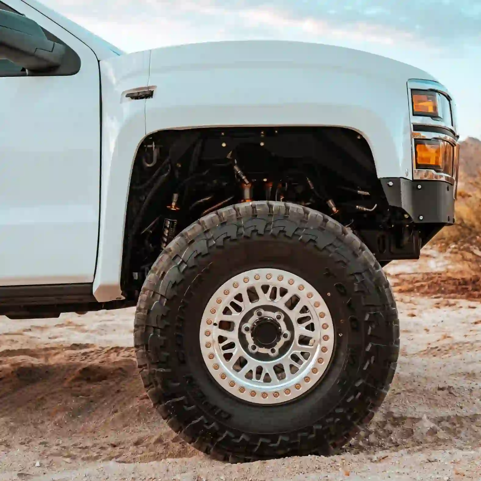 Real photo:Forged aluminum alloy beadlock wheels 17x9J 18x9J offroad racing white rims for Jeep Wrangler Isuzu D-Max F-150 Toyota Tundra Ram 2500 GMC Yukon