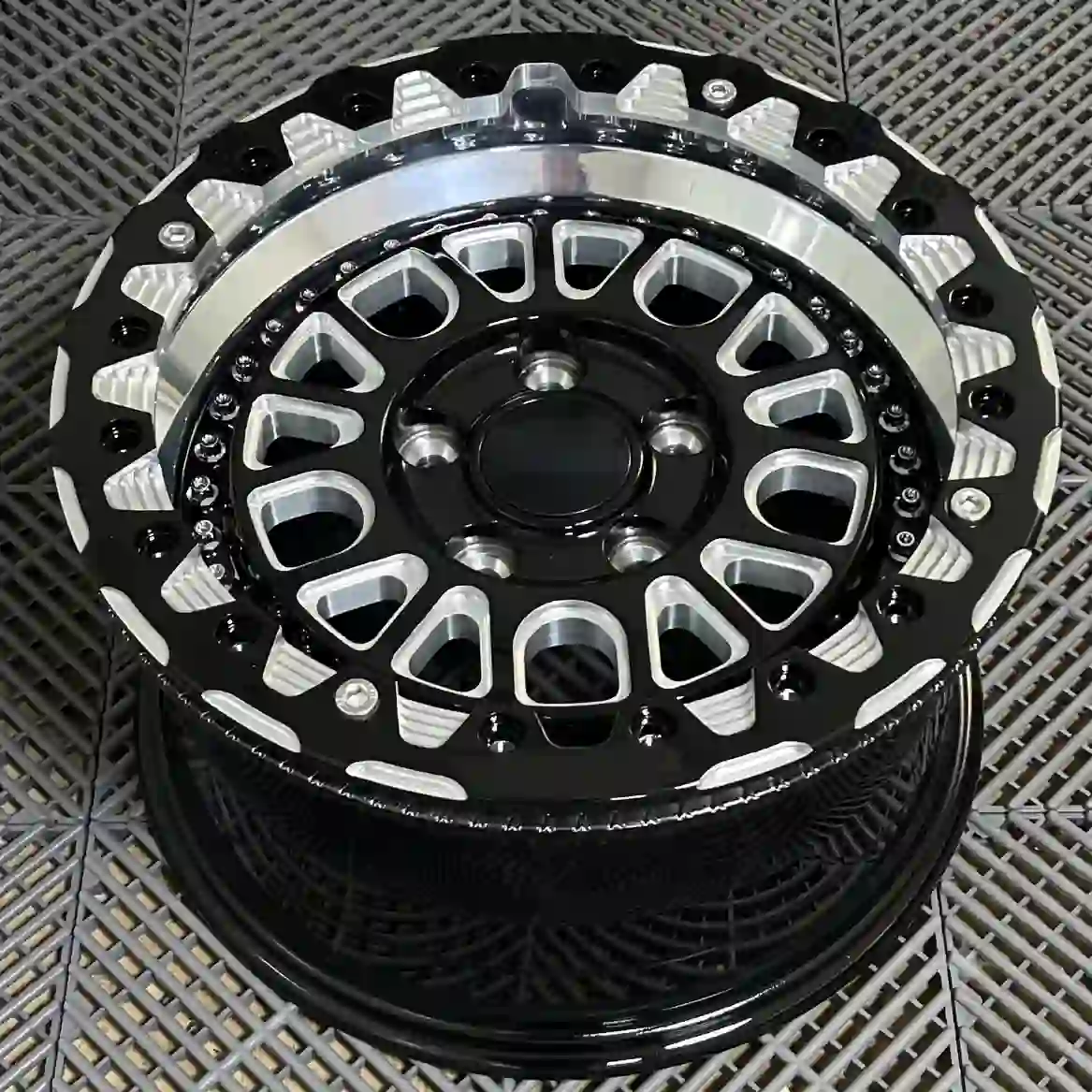Live shot picture of forged beadlock aluminum alloy wheels 5x112mm 5X120mm 6X139.7mm PCD rims for offroad suvs drag racing