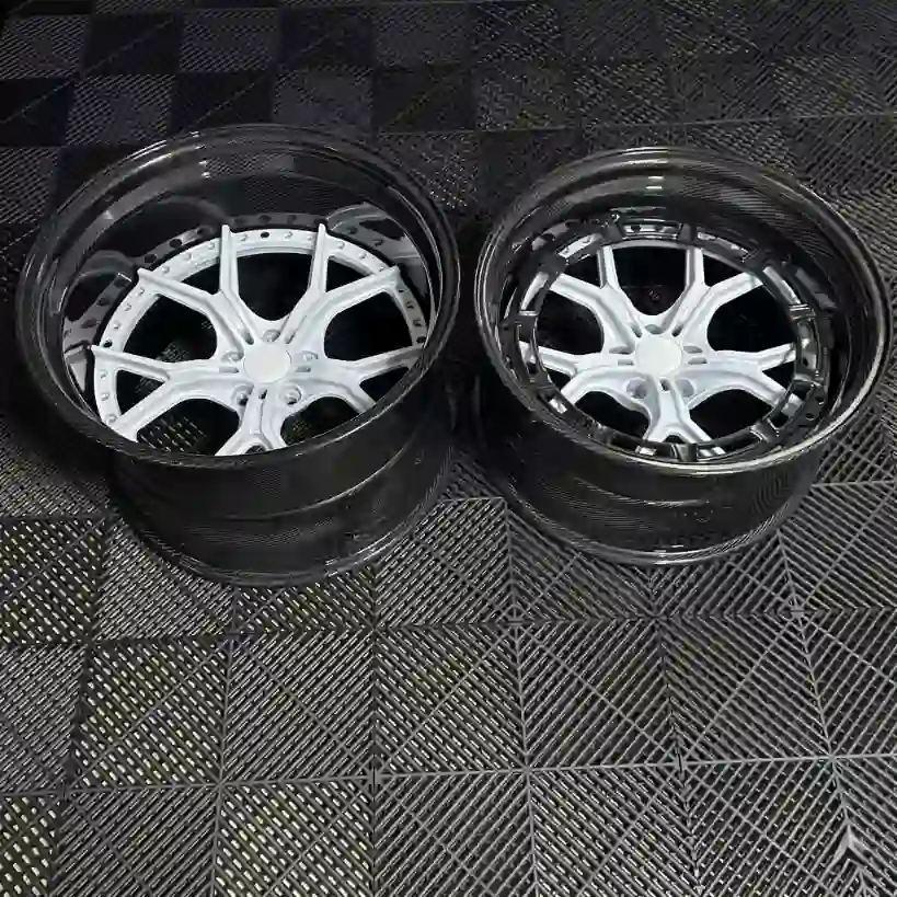 Real shot top view of deep dish forged carbon fiber wheels for BMW M3 Porsche 911 Lamborghini Huracan EVO Lp600 Gallardo Ferrari F458 488 F8 SF90 Audi R8 Lotus Evora Emira McLaren 570s 720s