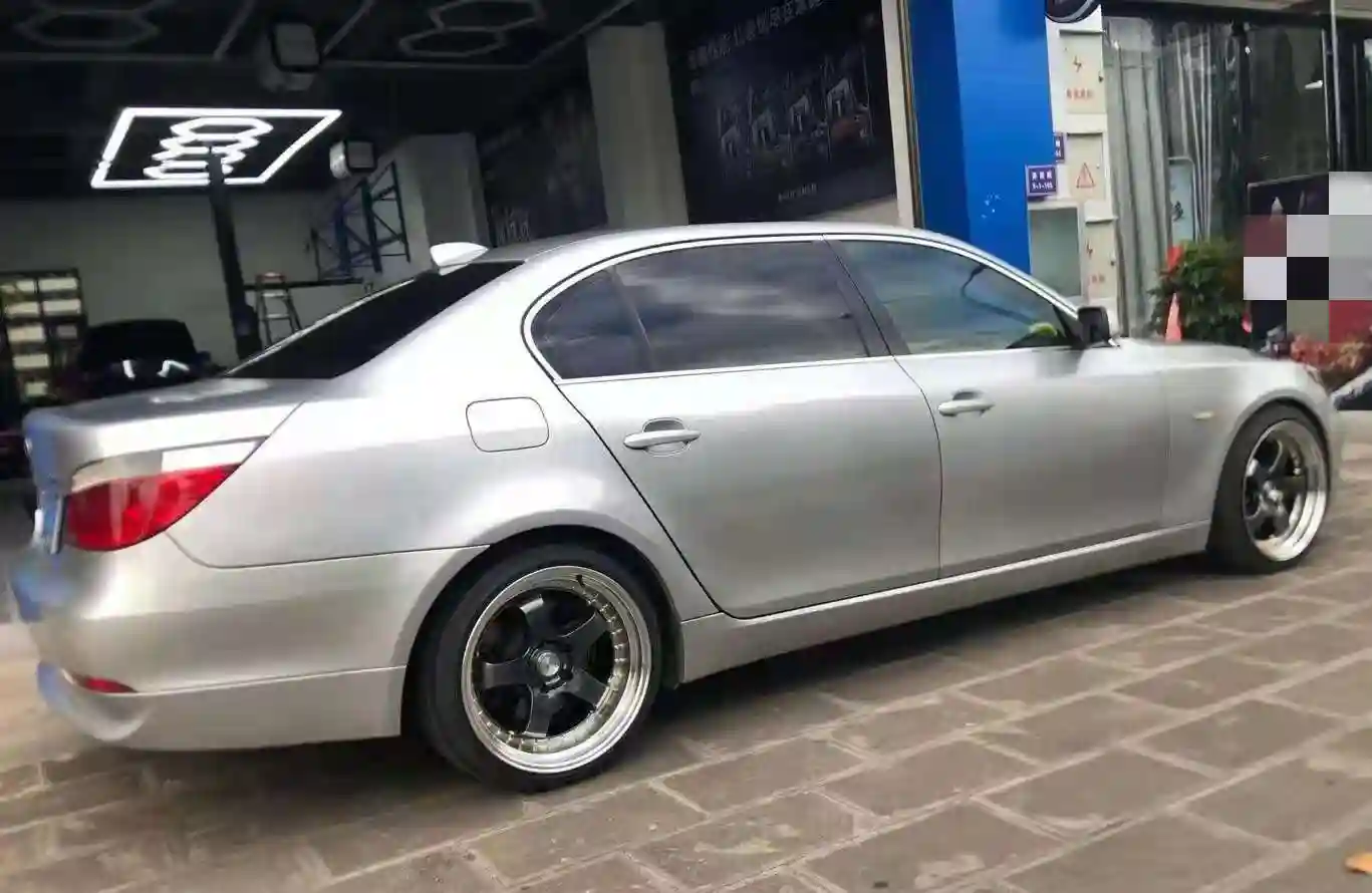 Scene diagram of aftermarket 2026 latest design rims 18 19 inch 5holes cast alloy black wheels