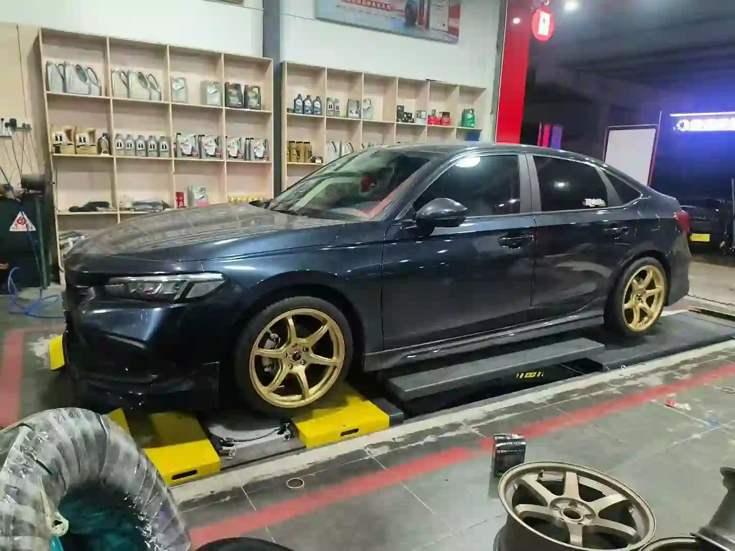 Scene diagram3:casting 18 inch aluminum gold wheels 6 holes 5x114.3 widths 8.5/9.5 fit Jetta,Audi A6,Tesla Model 3,Mazda RX8 and Toyota Camry