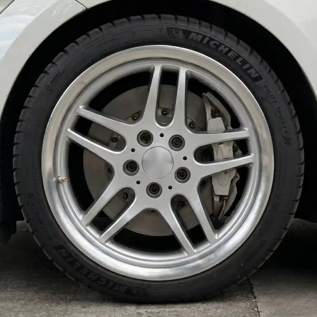 Scene diagram1:16 17 18 19 inch cast aluminum alloy wheels PCD 5X120mm for BMW M5 M4 M3 F10 E60 E61 E39 F90 E39 E38