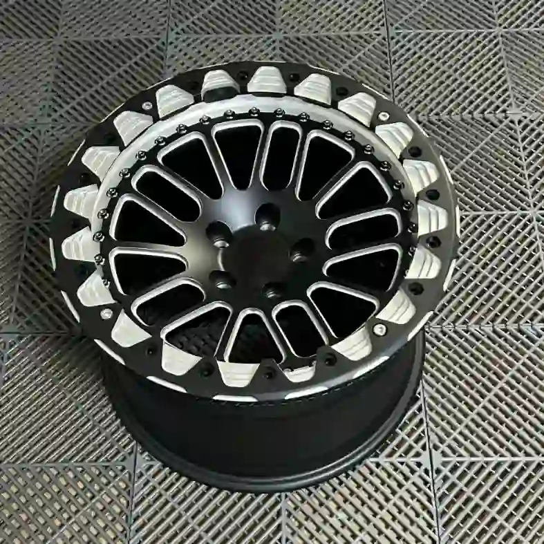 Top of real photo of forged beadlock offroad wheels 112 114.3 120mm concave rims for Mustang GT500 M3 M4 R8 Chevrolet