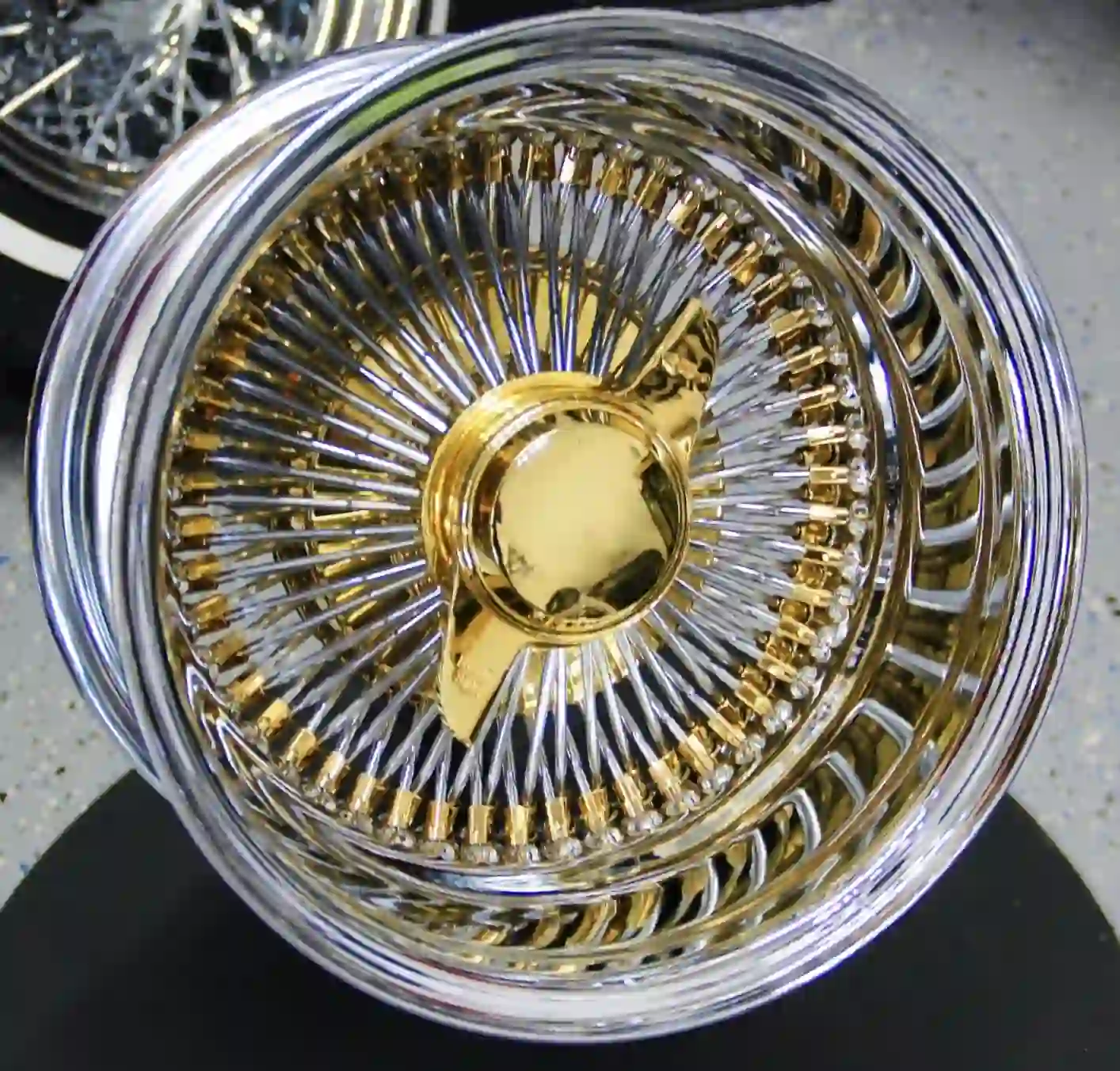 Real shot on the left:spoke wire wheels 13 to 18inch 100 114.3 120 139.7 chrome alloy rims for classic Impala,Ford Mustang,VW Beetle,Porsche 911,Toyota Land Cruiser FJ40,BMW 2002